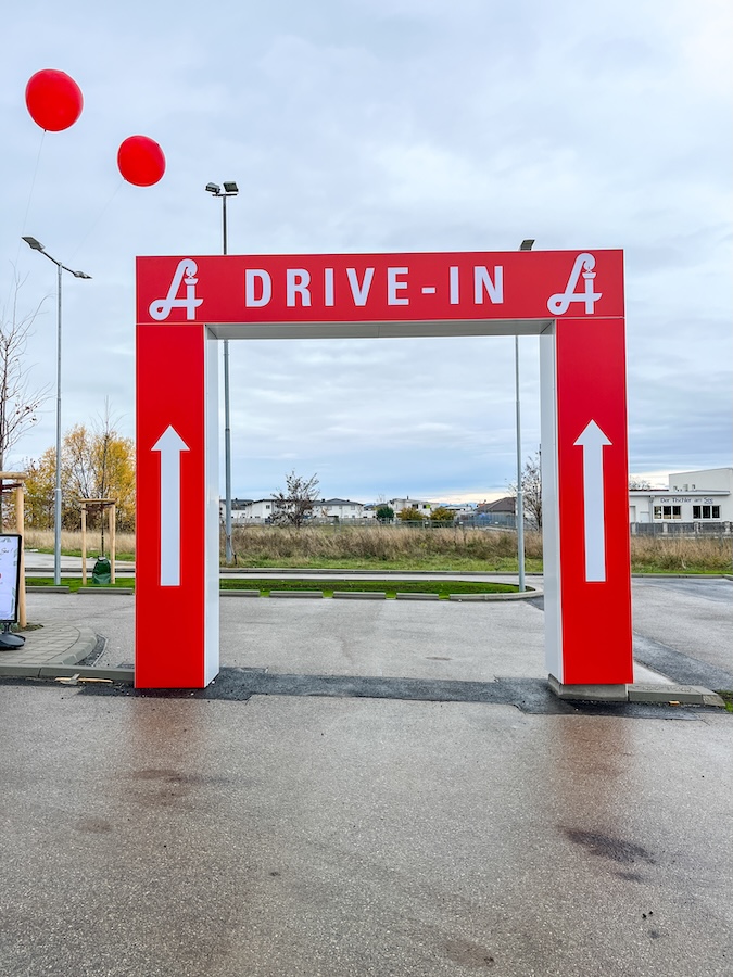 Drive-In Schalter der Mag. Job's Apotheke Weiden am See