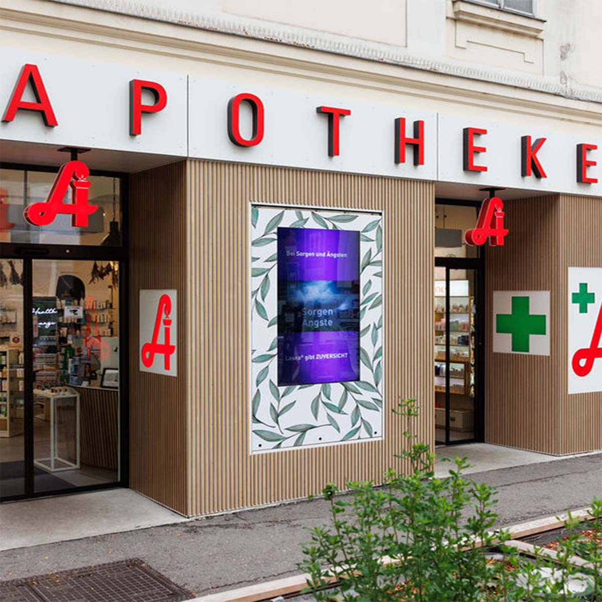 Essenz Apotheke Mariahilf – Außenansicht auf der Mariahilfer Straße