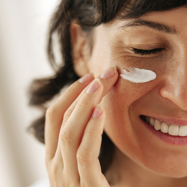Frau die sich einschmiert