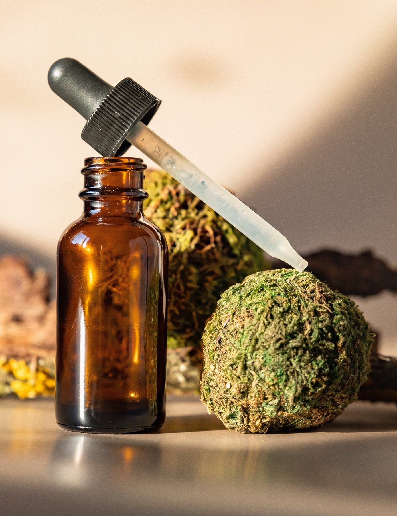 Cannabis-Medizin – medizinisches Cannabisöl mit Pipette