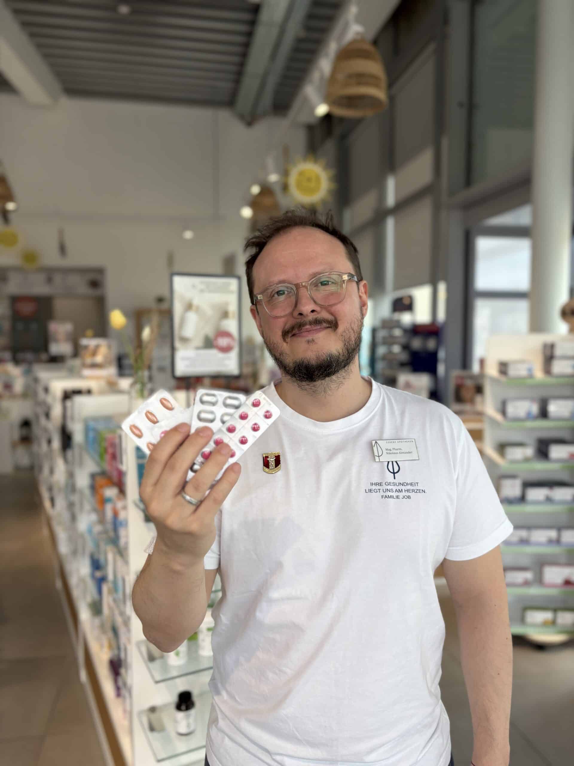 Apothekerin beim Medikations-Check in der Essenz Apotheke
